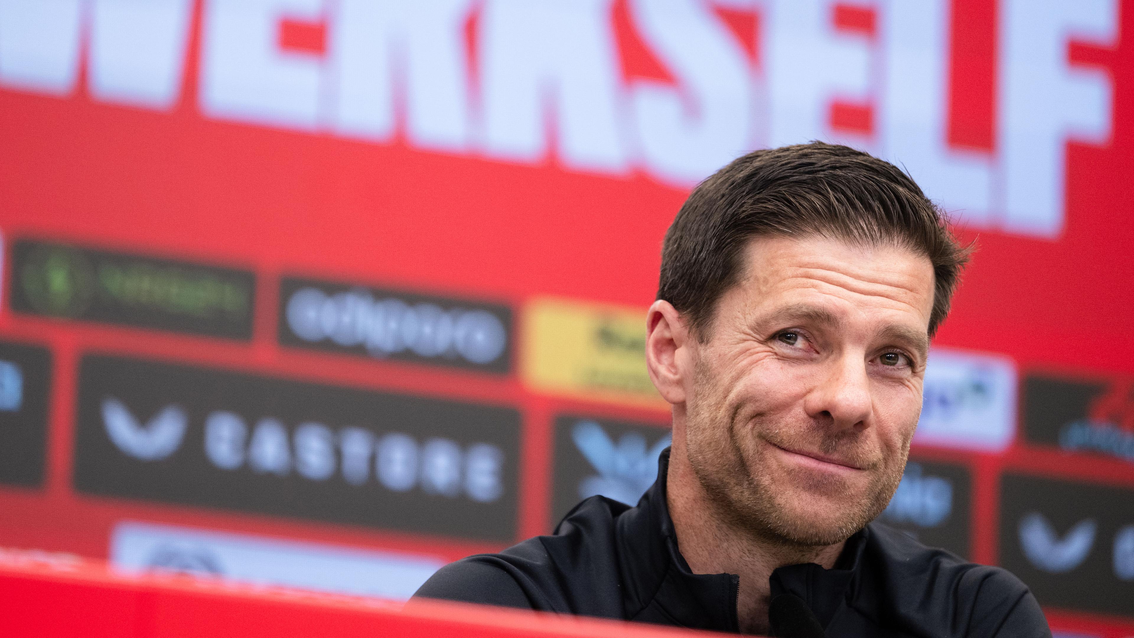 Xabi Alonso bei der Pressekonferenz Bayer Leverkusen am 09.05.2025.