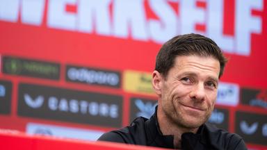 Xabi Alonso bei der Pressekonferenz Bayer Leverkusen am 09.05.2025.