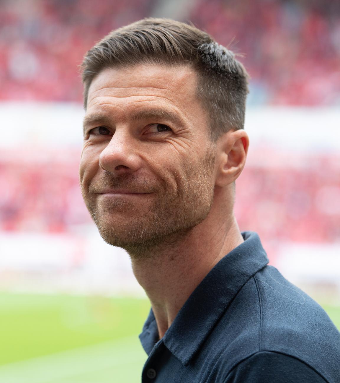 Portrait des Trainers Xabi Alonso beim Fußballspiel 1. FSV Mainz gegen Bayer Leverkusen am 17.05.2025 in Mainz.