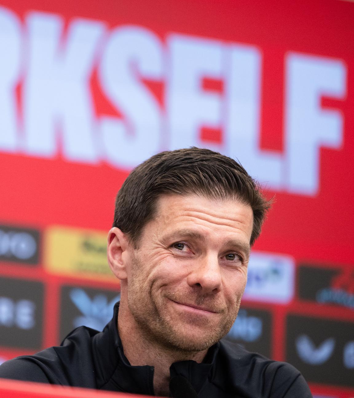 Pressekonferenz Bayer Leverkusen vor dem Spiel gegen Borussia Dortmund. Leverkusens Trainer Xabi Alonso blickt in die Runde. Alonso wird Leverkusen nach der Saison verlassen. 