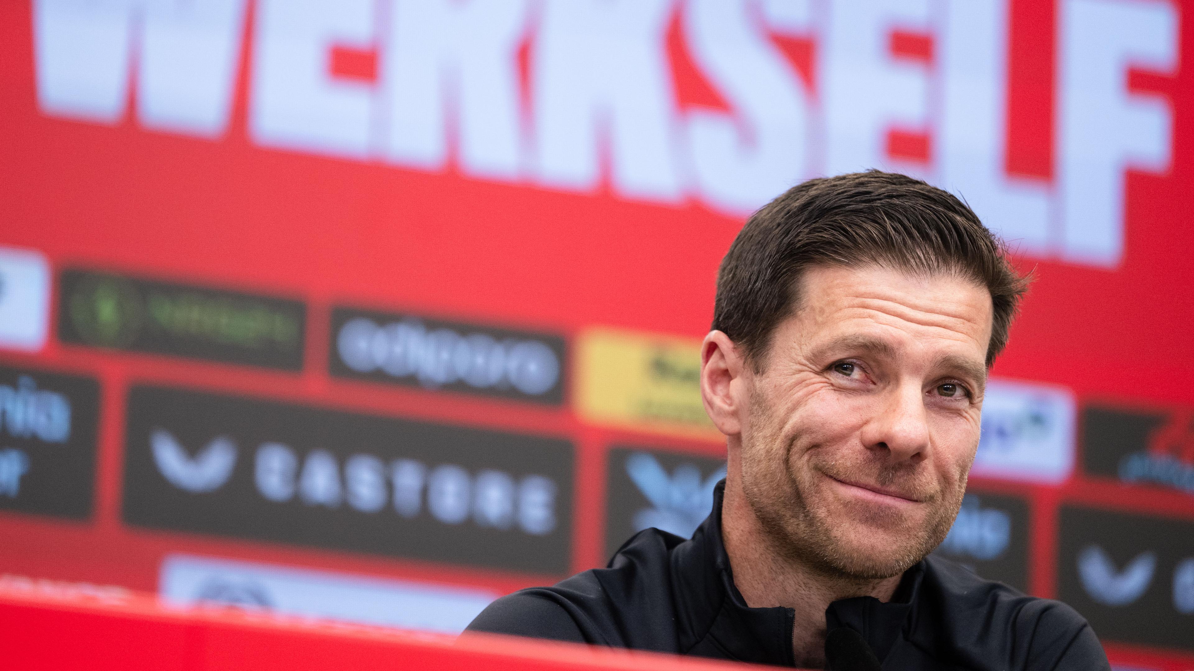 Pressekonferenz Bayer Leverkusen vor dem Spiel gegen Borussia Dortmund. Leverkusens Trainer Xabi Alonso blickt in die Runde. Alonso wird Leverkusen nach der Saison verlassen. 