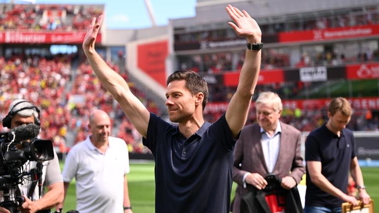 Leverkusens Trainer Xabi Alonso kommt winkend ins Stadion.