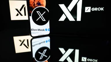 Bildschirme mit dem Logo von Grok und ein Smartphone mit Elon Musks X-Konto