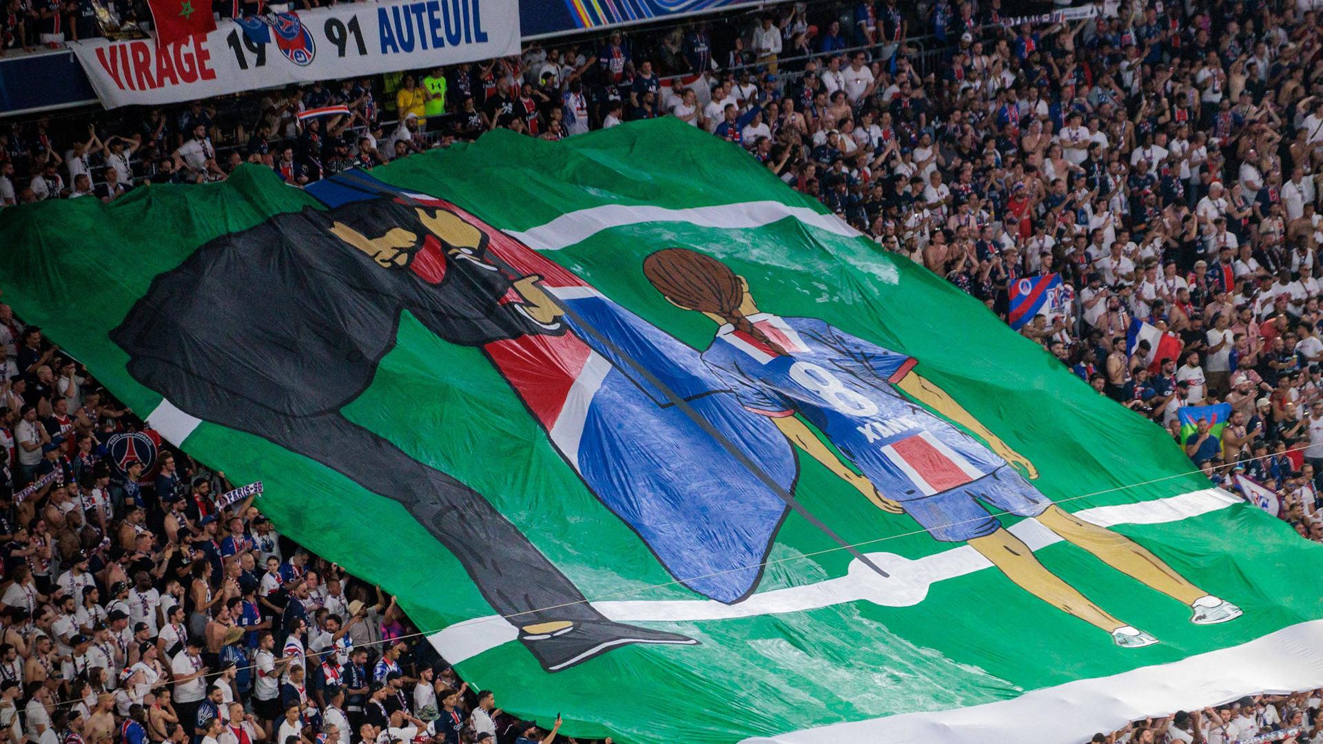  Fans erinnern mit Transparent von Paris Trainer Luis Enrique Martinez Garcia an seine verstorbenen Tochter Xana. Aufgenommen während des Championsleague Finales in Paris am 31.05.2025.