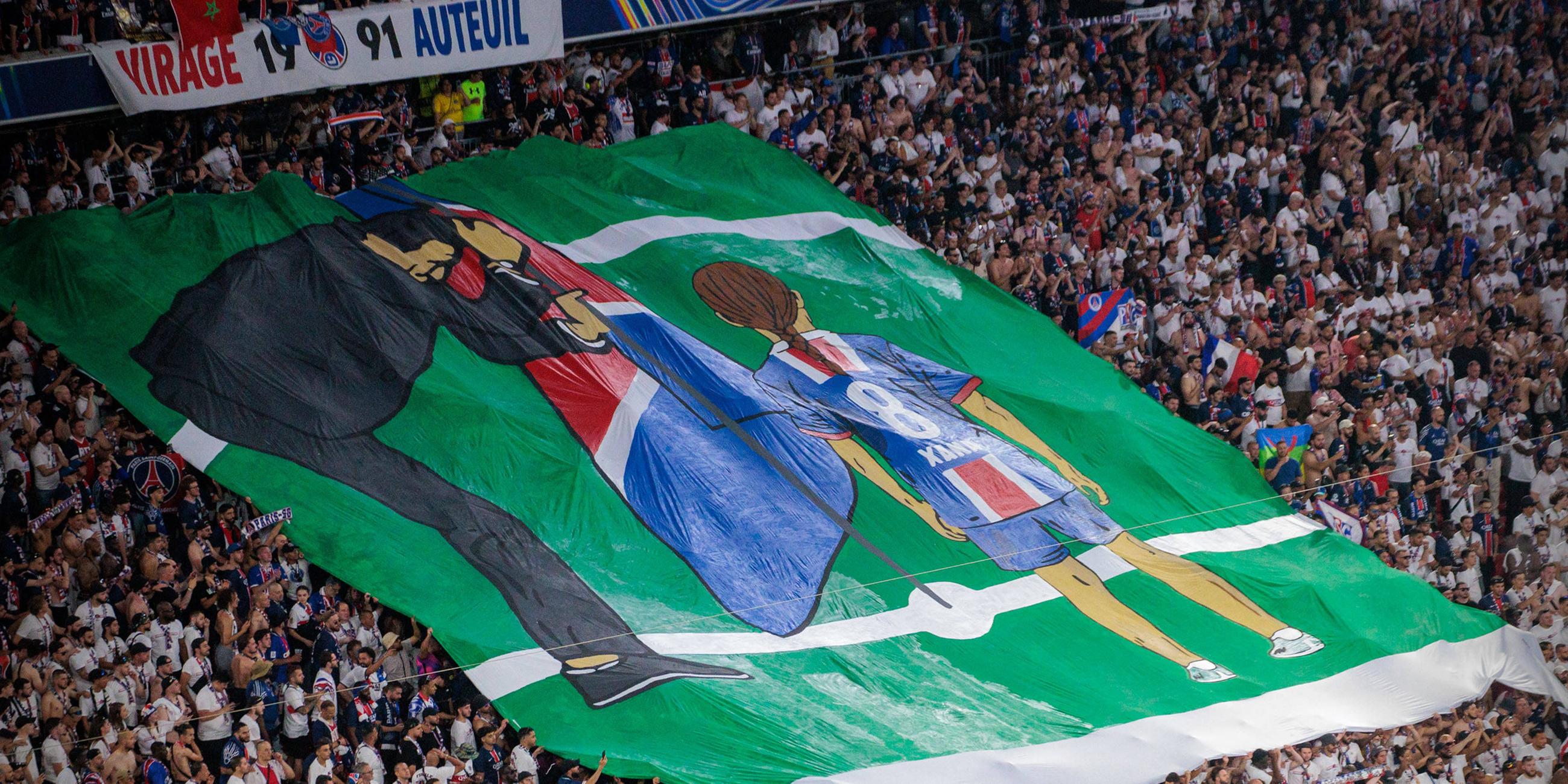  Fans erinnern mit Transparent von Paris Trainer Luis Enrique Martinez Garcia an seine verstorbenen Tochter Xana. Aufgenommen während des Championsleague Finales in Paris am 31.05.2025.