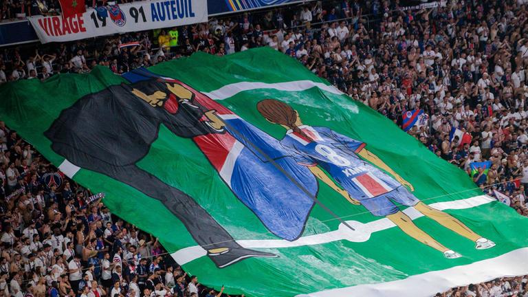  Fans erinnern mit Transparent von Paris Trainer Luis Enrique Martinez Garcia an seine verstorbenen Tochter Xana. Aufgenommen während des Championsleague Finales in Paris am 31.05.2025.