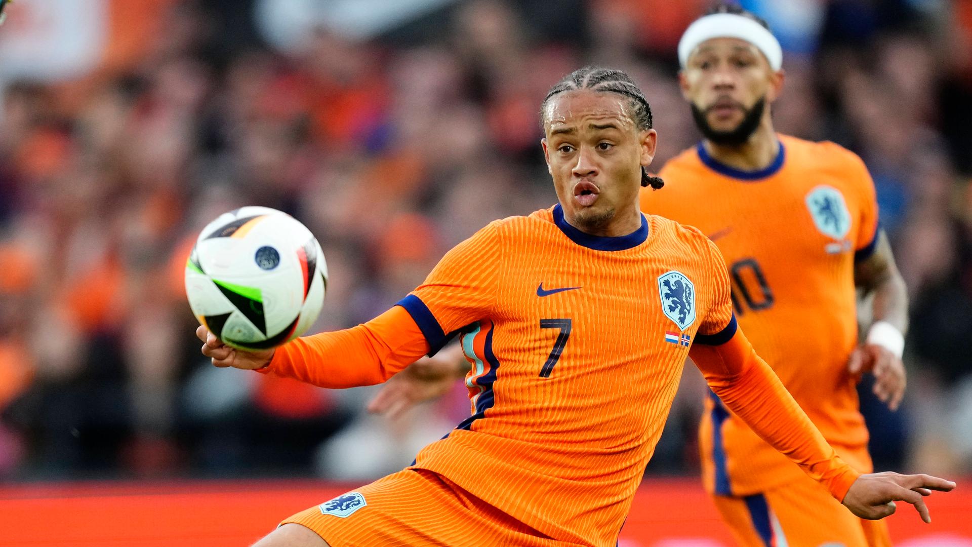 Xavi Simons bei einem Volleyschuss im Testspiel der Niederlande gegen Island am 10. Juni 2024 in Rotterdam