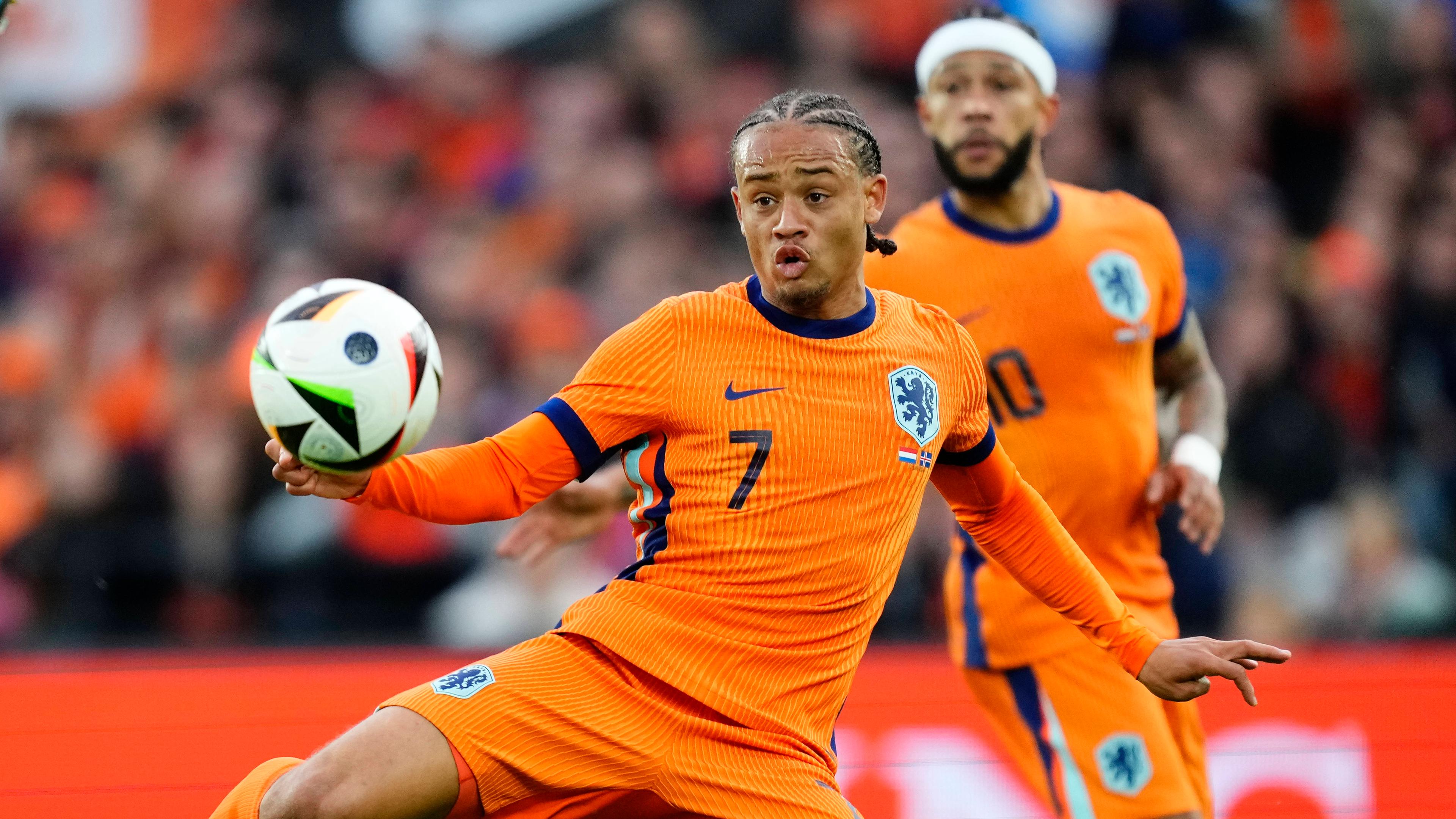 Xavi Simons bei einem Volleyschuss im Testspiel der Niederlande gegen Island am 10. Juni 2024 in Rotterdam