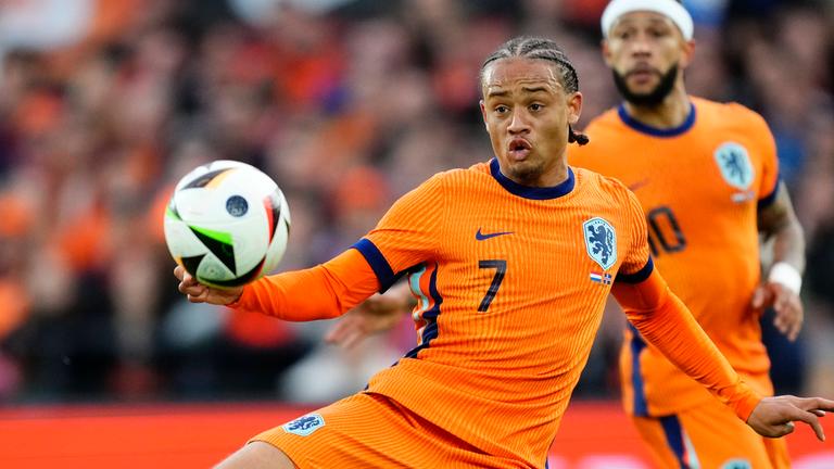 Xavi Simons bei einem Volleyschuss im Testspiel der Niederlande gegen Island am 10. Juni 2024 in Rotterdam