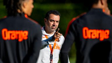 Coach Xavi Hernandez zeigt beim Training mit dem Finger auf einen Spieler