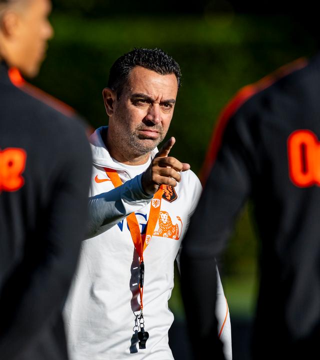 Coach Xavi Hernandez zeigt beim Training mit dem Finger auf einen Spieler