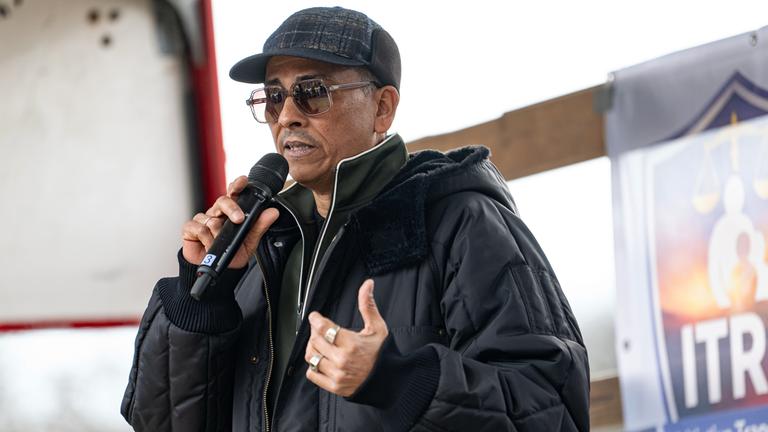 Xavier Naidoo spricht bei einer Demonstration in Berlin.