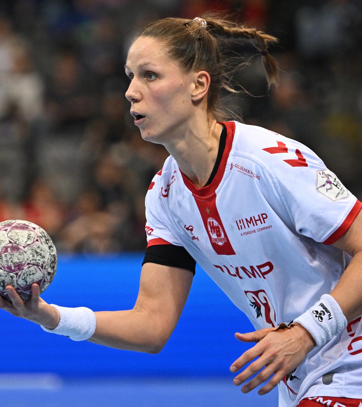 Baden-Württemberg, Stuttgart: Handball, Frauen: DHB-Pokal, HB Ludwigsburg - Borussia Dortmund, Final Four, Halbfinale in der Porsche-Arena. Ludwigsburgs Xenia Smits in Aktion.