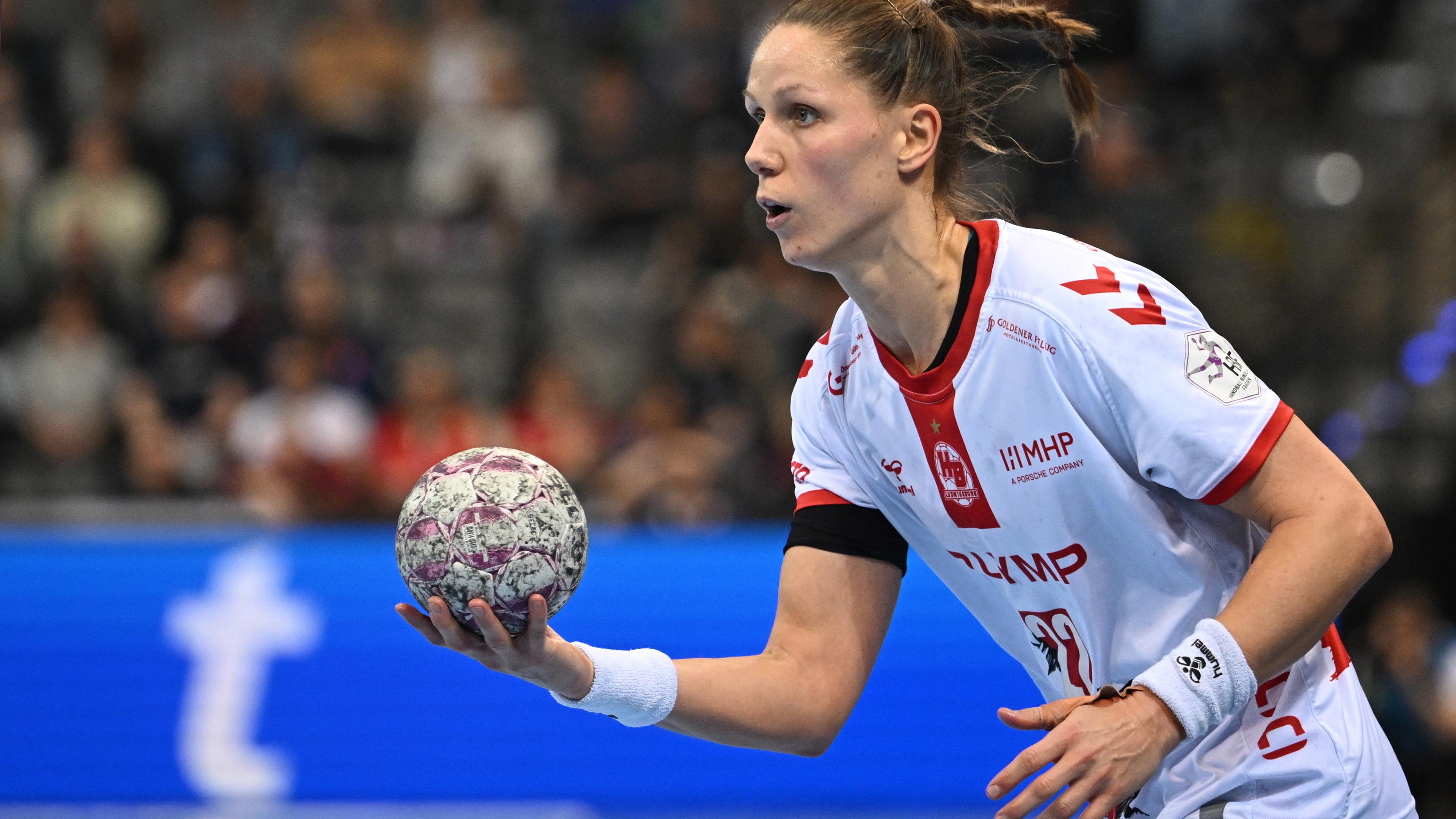 Baden-Württemberg, Stuttgart: Handball, Frauen: DHB-Pokal, HB Ludwigsburg - Borussia Dortmund, Final Four, Halbfinale in der Porsche-Arena. Ludwigsburgs Xenia Smits in Aktion.