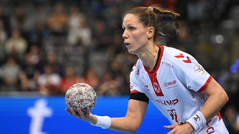Baden-Württemberg, Stuttgart: Handball, Frauen: DHB-Pokal, HB Ludwigsburg - Borussia Dortmund, Final Four, Halbfinale in der Porsche-Arena. Ludwigsburgs Xenia Smits in Aktion.
