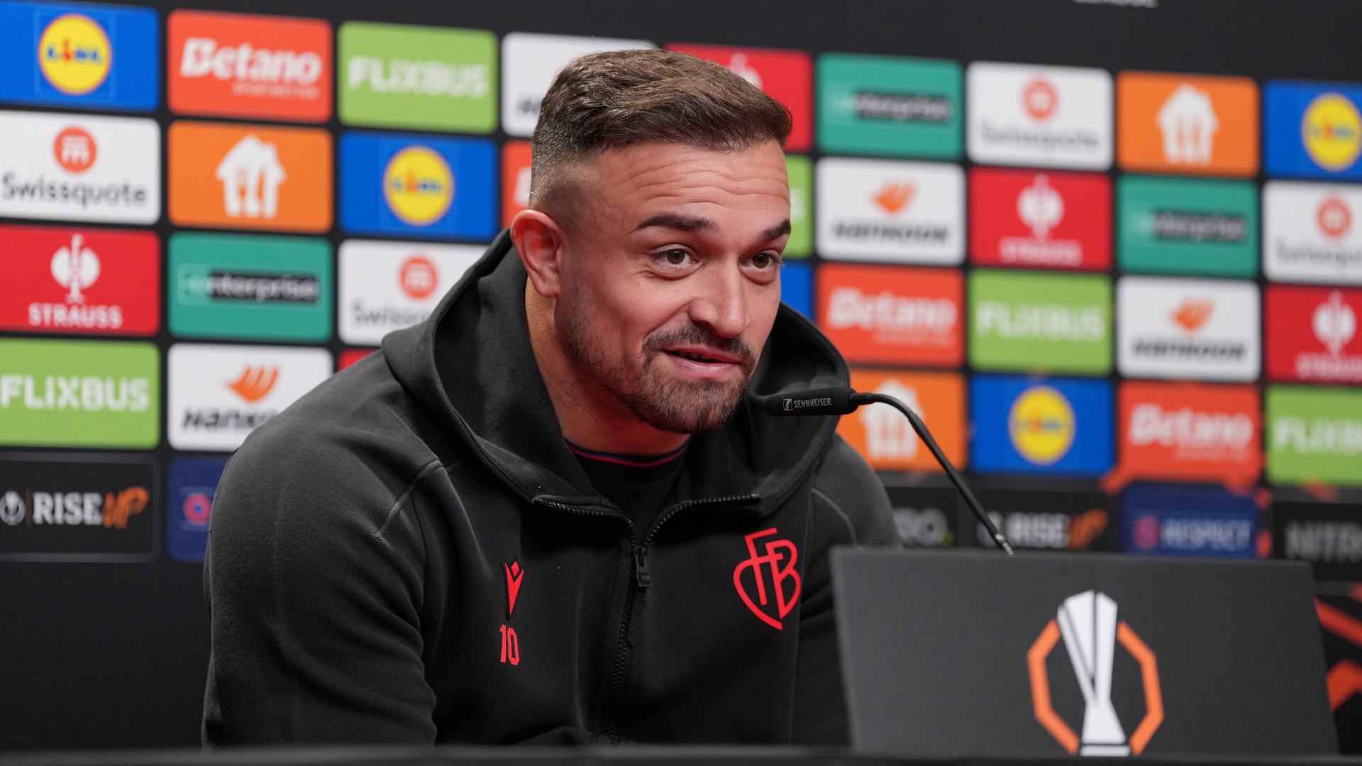 Xherdan Shaqiri (FC Basel 10) lächelt bei der Pressekonferenz vor dem Europa-League-Spiel gegen den SC Freiburg