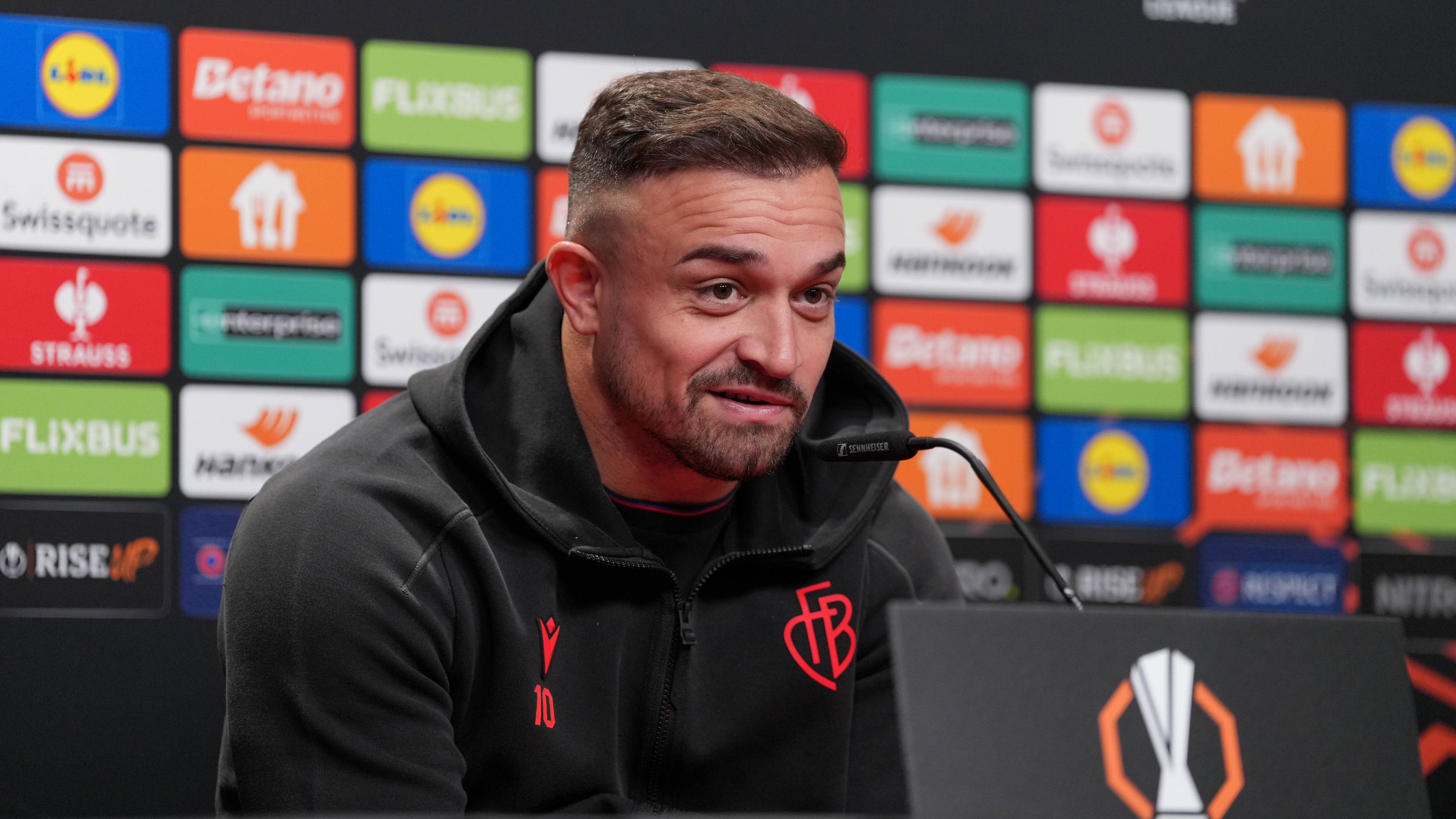 Xherdan Shaqiri (FC Basel 10) lächelt bei der Pressekonferenz vor dem Europa-League-Spiel gegen den SC Freiburg