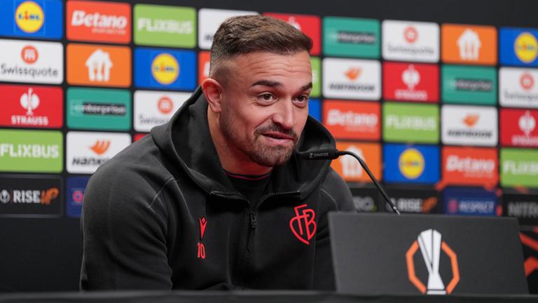 Xherdan Shaqiri (FC Basel 10) lächelt bei der Pressekonferenz vor dem Europa-League-Spiel gegen den SC Freiburg