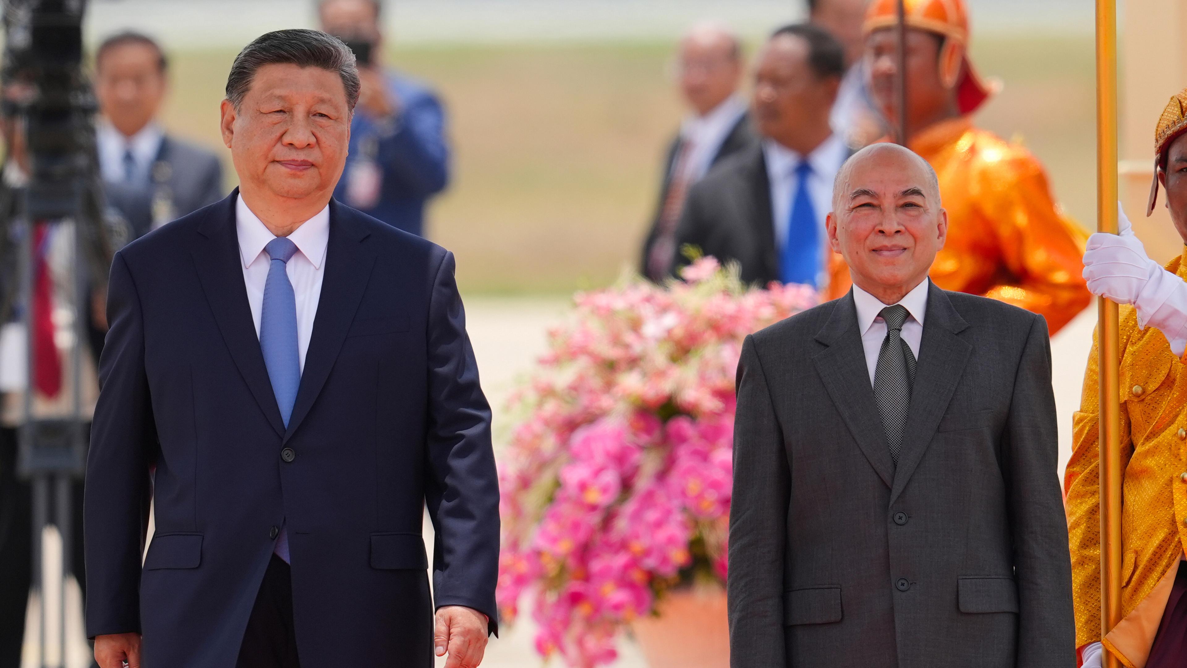 Der kambodschanische König Norodom Sihamoni, rechts, und der chinesische Präsident Xi Jingping nehmen an einer Begrüßungszeremonie am internationalen Flughafen von Phnom Penh in Kambodscha teil