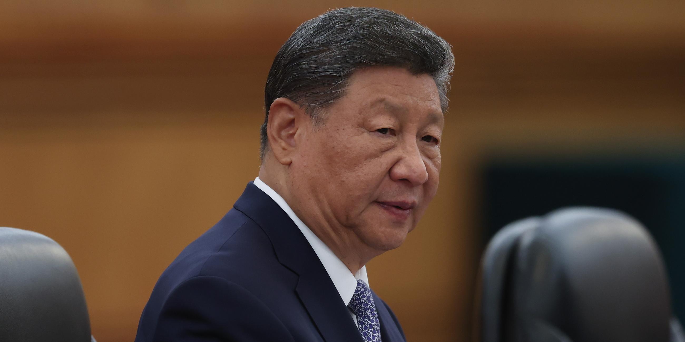 Xi Jinping in einem Ledersessel mit ernstem Blick.