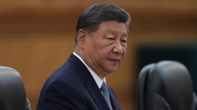 Xi Jinping in einem Ledersessel mit ernstem Blick.