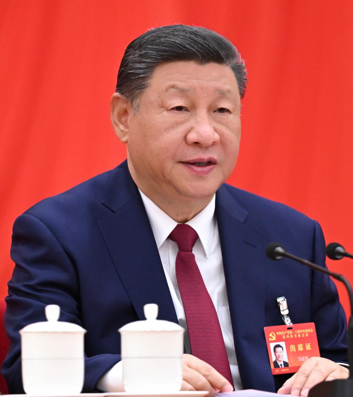 23.10.2025, China, Peking: Dieses von der chinesischen Nachrichtenagentur Xinhua zur Verfügung gestellte Foto zeigt den chinesischen Präsidenten Xi Jinping während des vierten Plenums der Kommunistischen Partei Chinas. 