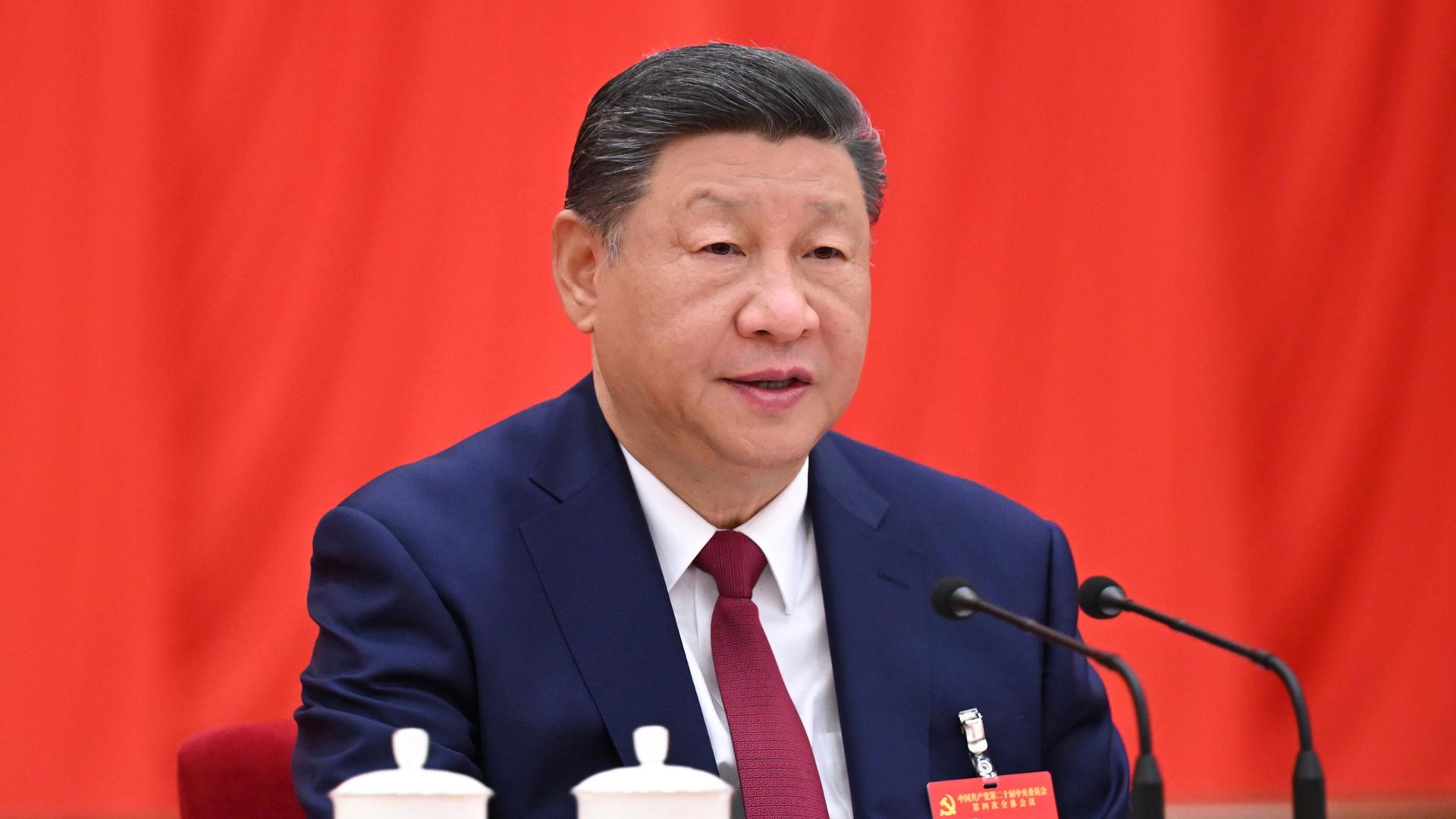 23.10.2025, China, Peking: Dieses von der chinesischen Nachrichtenagentur Xinhua zur Verfügung gestellte Foto zeigt den chinesischen Präsidenten Xi Jinping während des vierten Plenums der Kommunistischen Partei Chinas. 