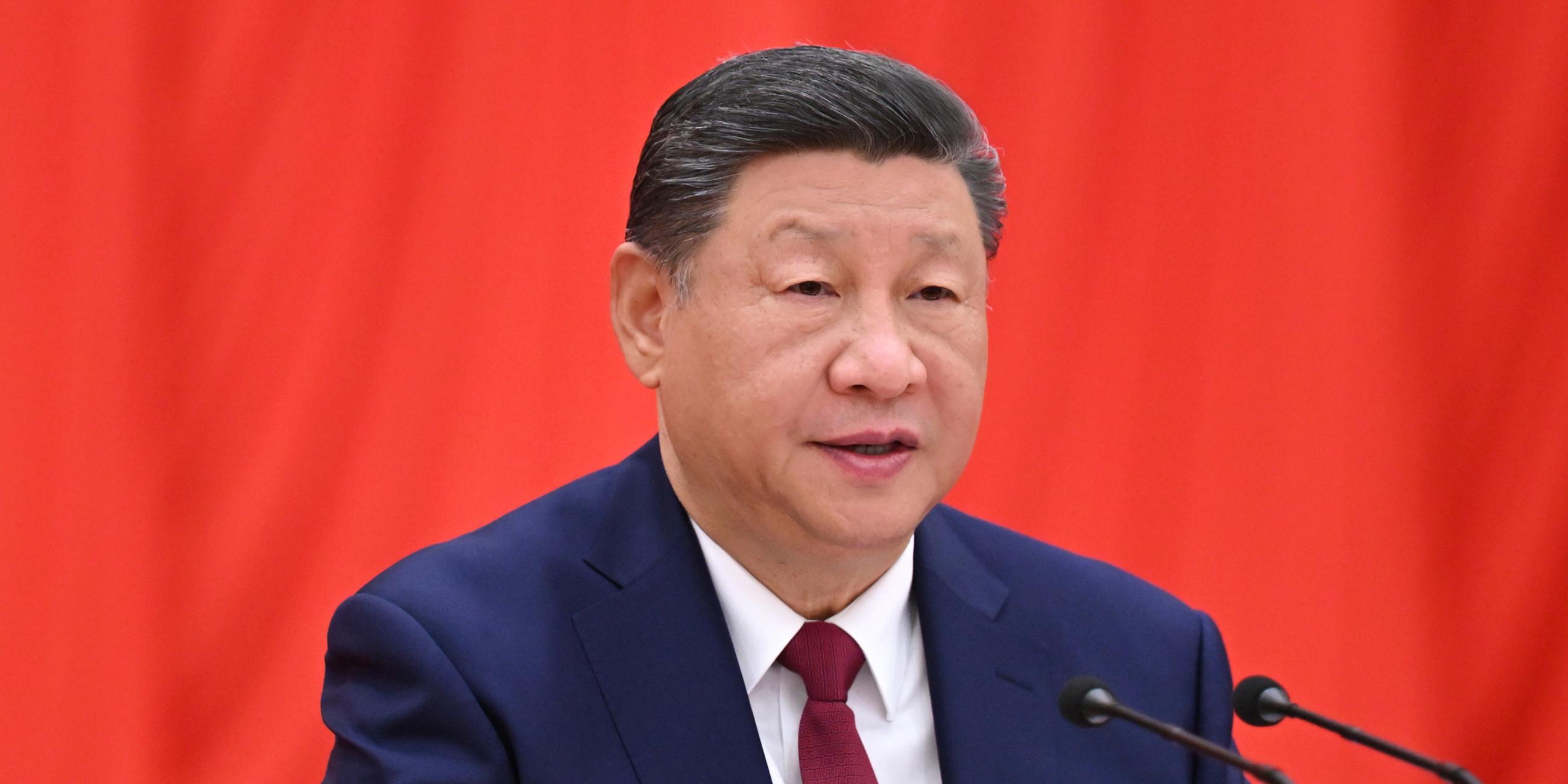 23.10.2025, China, Peking: Dieses von der chinesischen Nachrichtenagentur Xinhua zur Verfügung gestellte Foto zeigt den chinesischen Präsidenten Xi Jinping während des vierten Plenums der Kommunistischen Partei Chinas. 