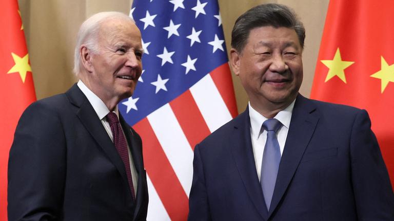US-Präsident Joe Biden spricht mit dem chinesischen Präsidenten Xi Jinping am Rande des Apec-Gipfels in Peru