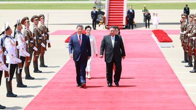 Xi Jinping und seine Frau Peng Liyuan werden bei ihrer Ankunft auf dem Flughafen vor einem Flugzeug auf einem roten Teppich von Kim Jong Un und seiner Frau Ri Sol Ju zu einem zweitägigen Staatsbesuch begrüßt.