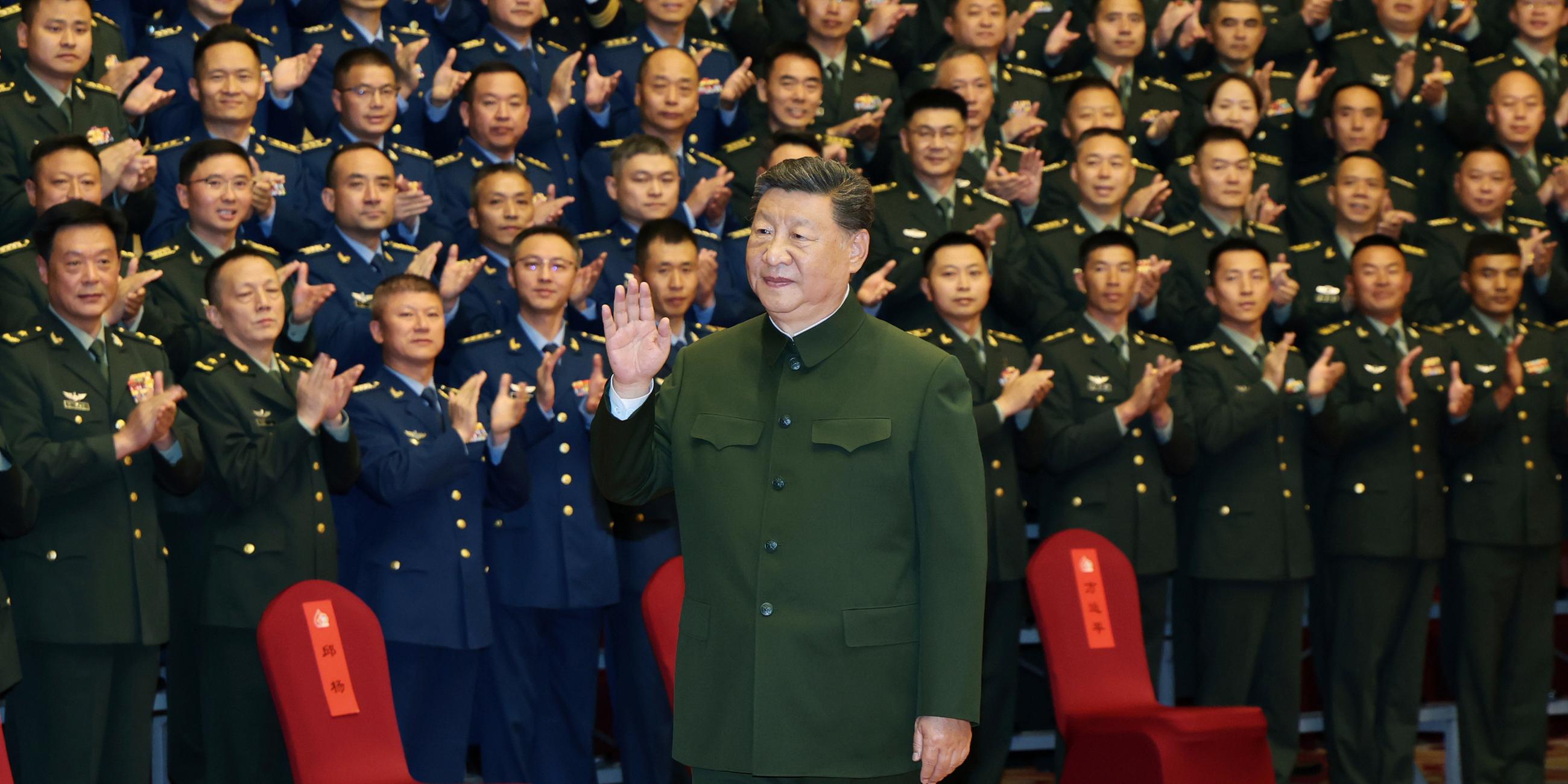 Chinas Präsident Xi Jinping hat in Lhasa Vertreter der in Tibets Hauptstadt stationierten Streitkräfte getroffen.
