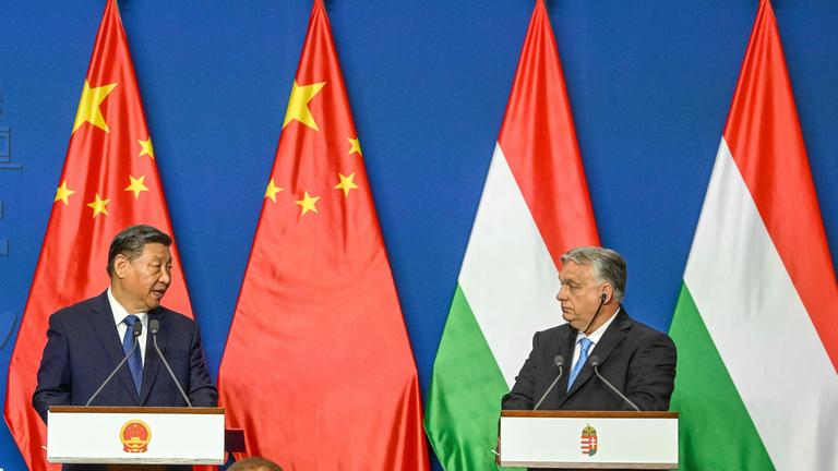 Chinas Staatspräsident XI Jinping und Ungarns Präsident Viktor Orban auf der Bühne einer Pressekonferenz.