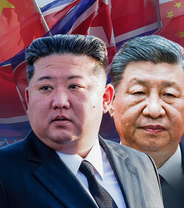 Staatschefs Kim Jong Un und Xi Jinping vor chinesischen und nordkoreanischen Flaggen
