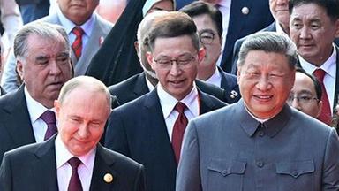 Wladimir Putin und Xi Jinping bei der Militärparade in Peking