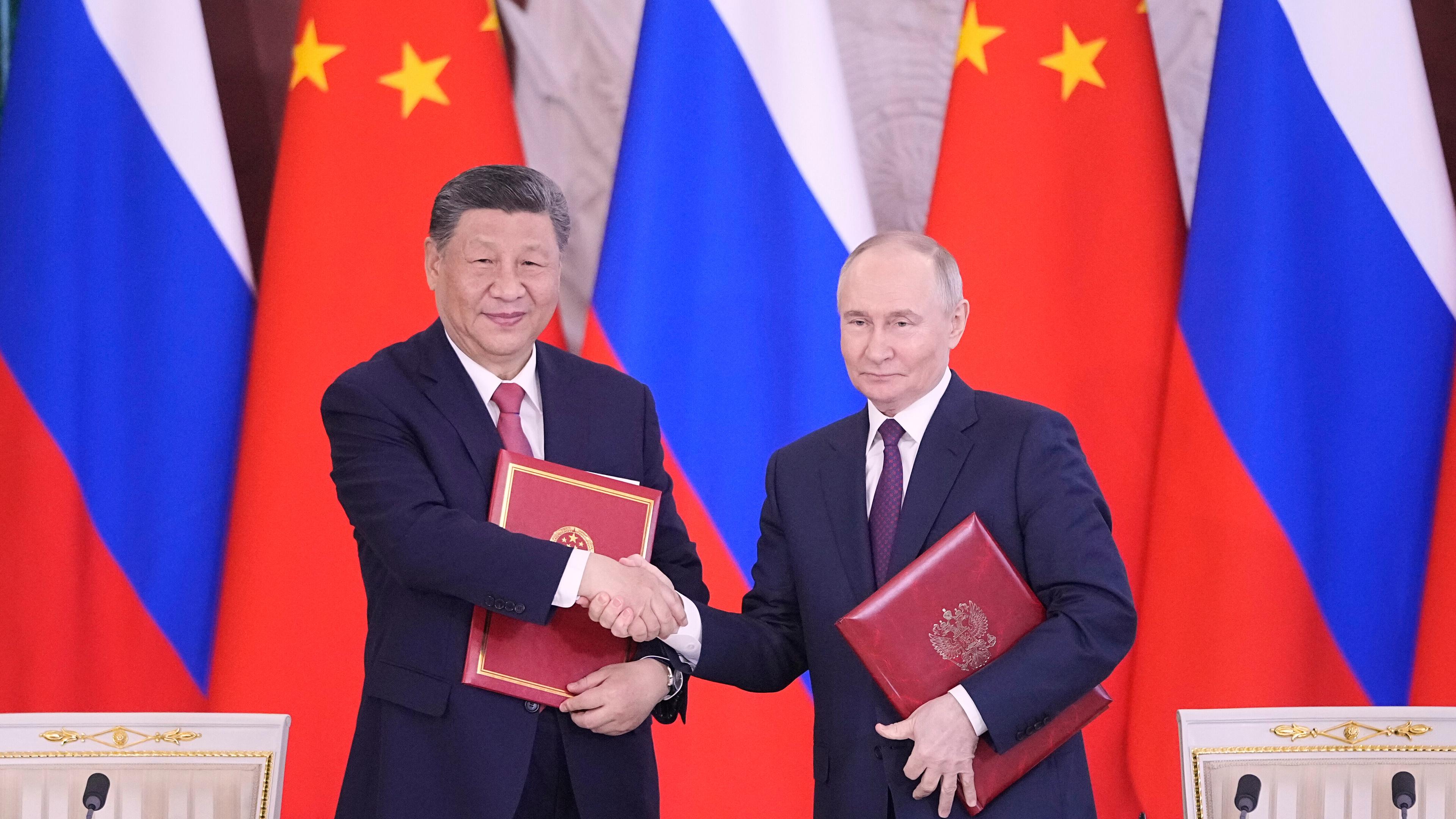 08.05.2025, Russland, Moskau: Der russische Präsident Wladimir Putin (r) und der chinesische Präsident Xi Jinpin nehmen nach ihrem Treffen im Kreml an einer Unterzeichnungszeremonie im Vorfeld der Feierlichkeiten zum 80. Jahrestag des Sieges der Sowjetunion über Nazi-Deutschland im Zweiten Weltkrieg teil.