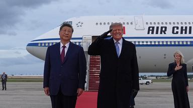 23.09.2026, USA, Gemeinsamer Stützpunkt Andrews: US-Präsident Donald Trump salutiert während eines militärischen Überflugs im Rahmen einer Begrüßungszeremonie für Chinas Präsidenten Xi Jinping auf der Joint Base Andrews in Maryland.