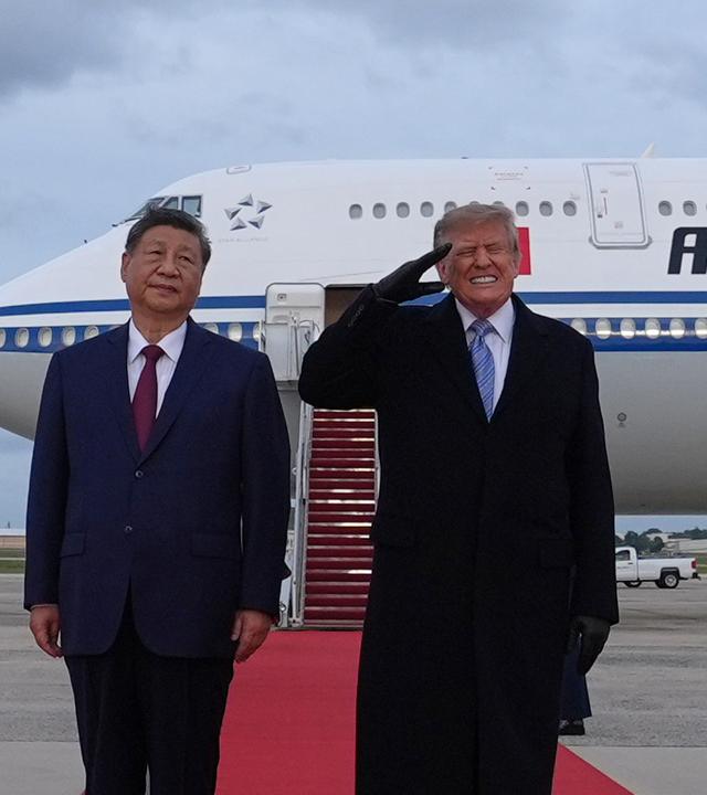 23.09.2026, USA, Gemeinsamer Stützpunkt Andrews: US-Präsident Donald Trump salutiert während eines militärischen Überflugs im Rahmen einer Begrüßungszeremonie für Chinas Präsidenten Xi Jinping auf der Joint Base Andrews in Maryland.