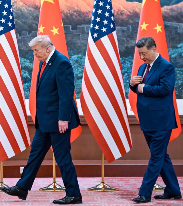  Der chinesische Präsident Xi Jinping (r) und US-Präsident Donald Trump treffen sich in der Großen Halle des Volkes in Peking, China.