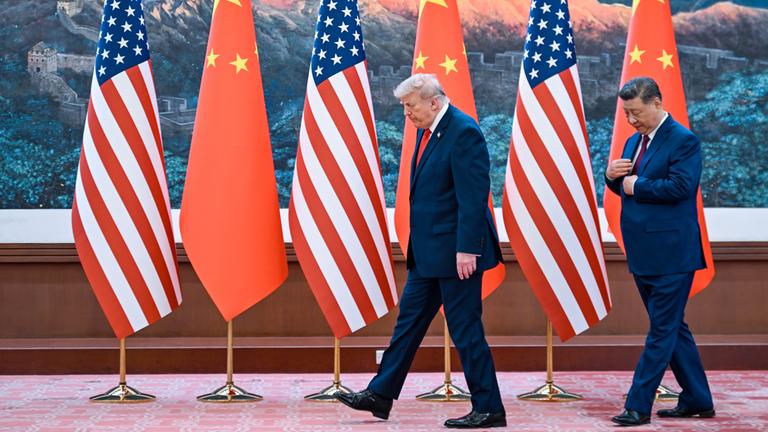  Der chinesische Präsident Xi Jinping (r) und US-Präsident Donald Trump treffen sich in der Großen Halle des Volkes in Peking, China.