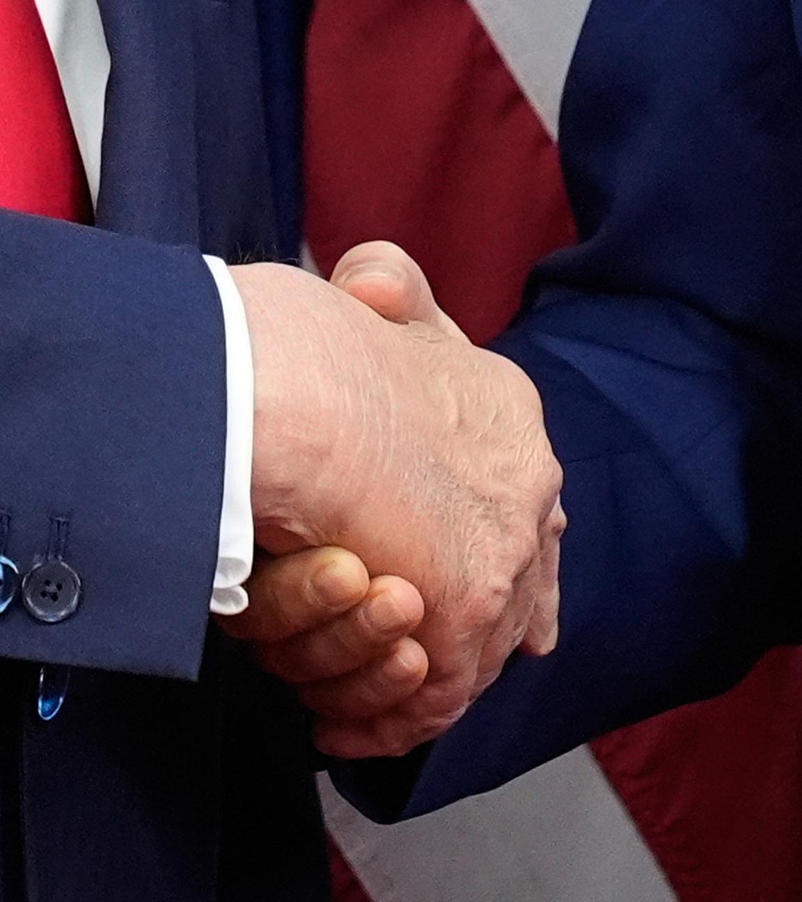  US-Präsident Donald Trump (l) und der chinesische Präsident Xi Jinping schütteln sich vor ihrem Treffen am Gimhae International Airport die Hände. 