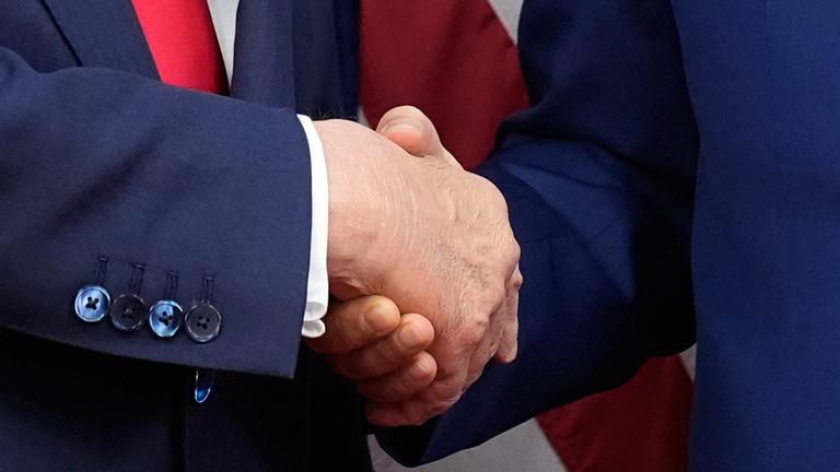  US-Präsident Donald Trump (l) und der chinesische Präsident Xi Jinping schütteln sich vor ihrem Treffen am Gimhae International Airport die Hände. 