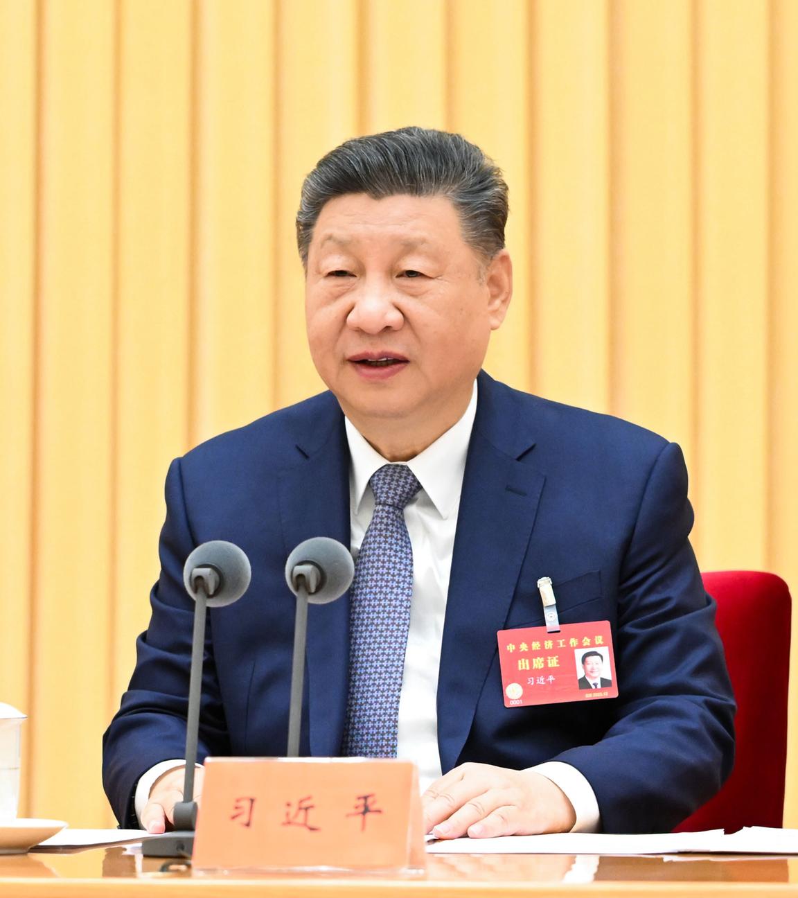 Xi Jinping sitz hinter einem Rednerpult