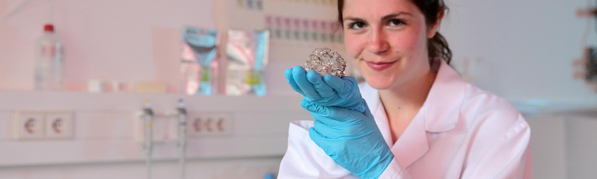 Thora Schubert mit einem Lithium-Stein
