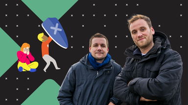 Tobias Schlegl und Leon Windscheid stehen vor einer Grafik: Eine Person, stehend, hält ein Schutzschild hoch vor einer anderen Person, sitzend, die sich die Augen zuhält.