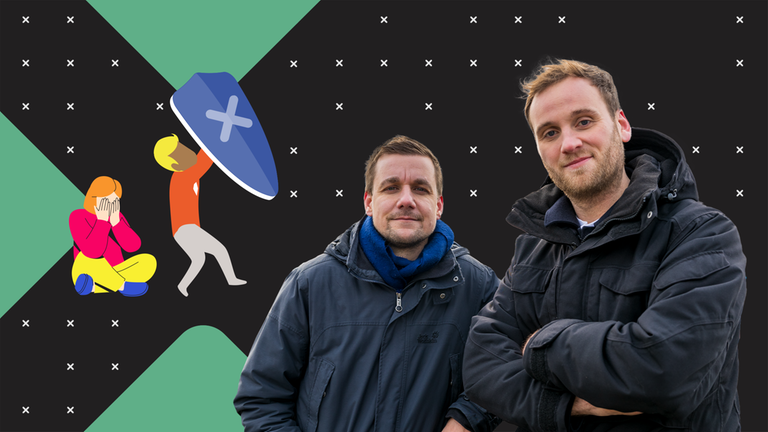 Tobias Schlegl und Leon Windscheid stehen vor einer Grafik: Eine Person, stehend, hält ein Schutzschild hoch vor einer anderen Person, sitzend, die sich die Augen zuhält.