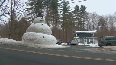 XXL-Schneemann sorgt für Staunen