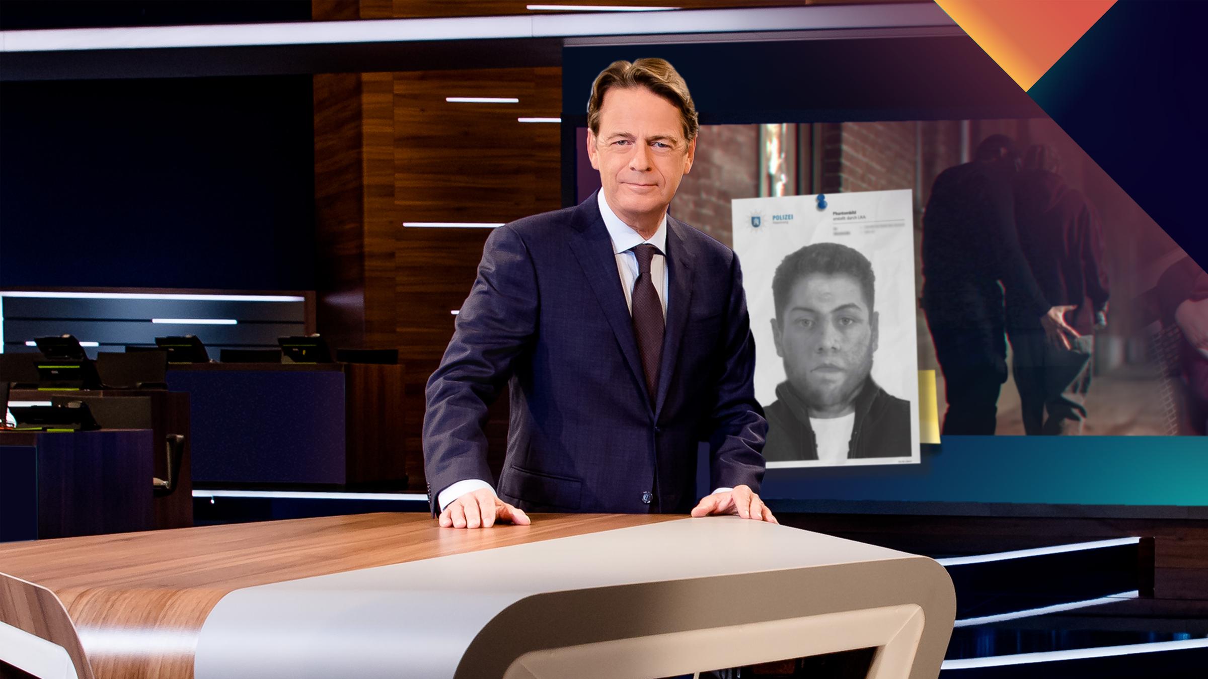 "Aktenzeichen XY... Ungelöst vom 25. Februar 2026": Rudi Cerne steht im Studio, im Hintergrund ein Bildschirm, auf dem ein Fall der Sendung abgebildet ist.