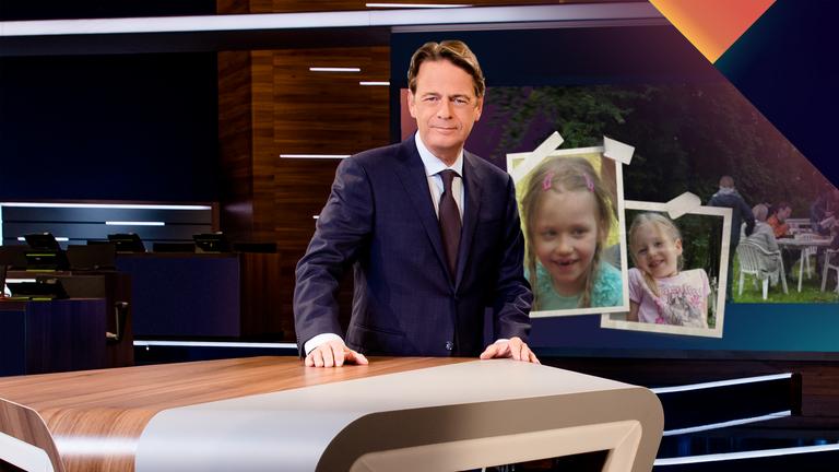 "Aktenzeichen XY... Ungelöst vom 29. Juli 2026": Rudi Cerne steht im Studio, im Hintergrund ein Bildschirm, auf dem ein Fall der Sendung abgebildet ist.
