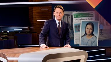"Aktenzeichen XY... Ungelöst vom 19. August 2026": Rudi Cerne steht im Studio, im Hintergrund ein Bildschirm, auf dem ein Fall der Sendung abgebildet ist.