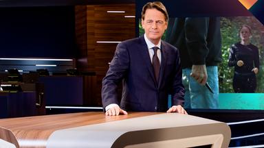"Aktenzeichen XY... Ungelöst vom 09. September 2026": Rudi Cerne steht im Studio, im Hintergrund ein Bildschirm, auf dem ein Fall der Sendung abgebildet ist.